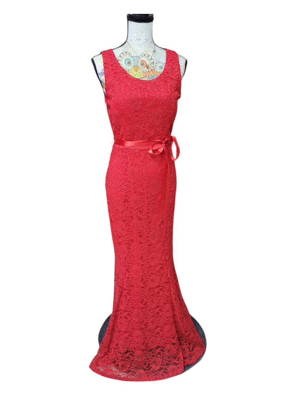 Vestido de Fiesta Rojo con Encaje en Todo el Diseño y Sin Mangas