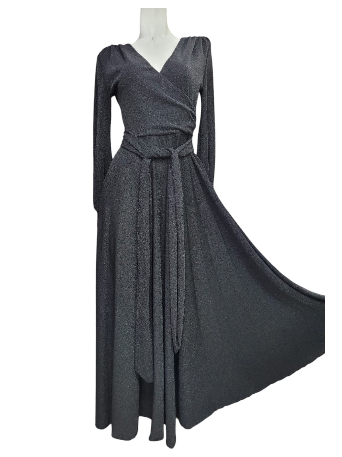 Vestido de Fiesta en Poliéster y Spandex con Ajuste a la Cintura, Detalle de Brillos y Manga Larga