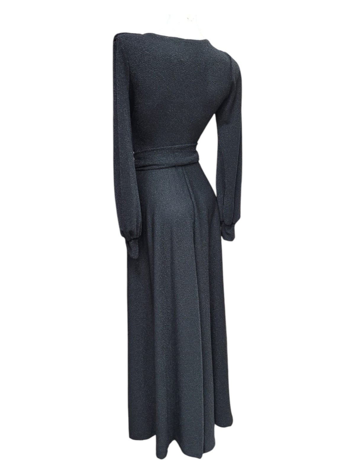 Vestido de Fiesta en Poliéster y Spandex con Ajuste a la Cintura, Detalle de Brillos y Manga Larga