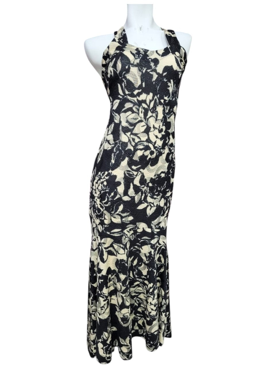 Vestido Camuflado de Hojas y Flores – Elegancia Natural con Toque Sensual