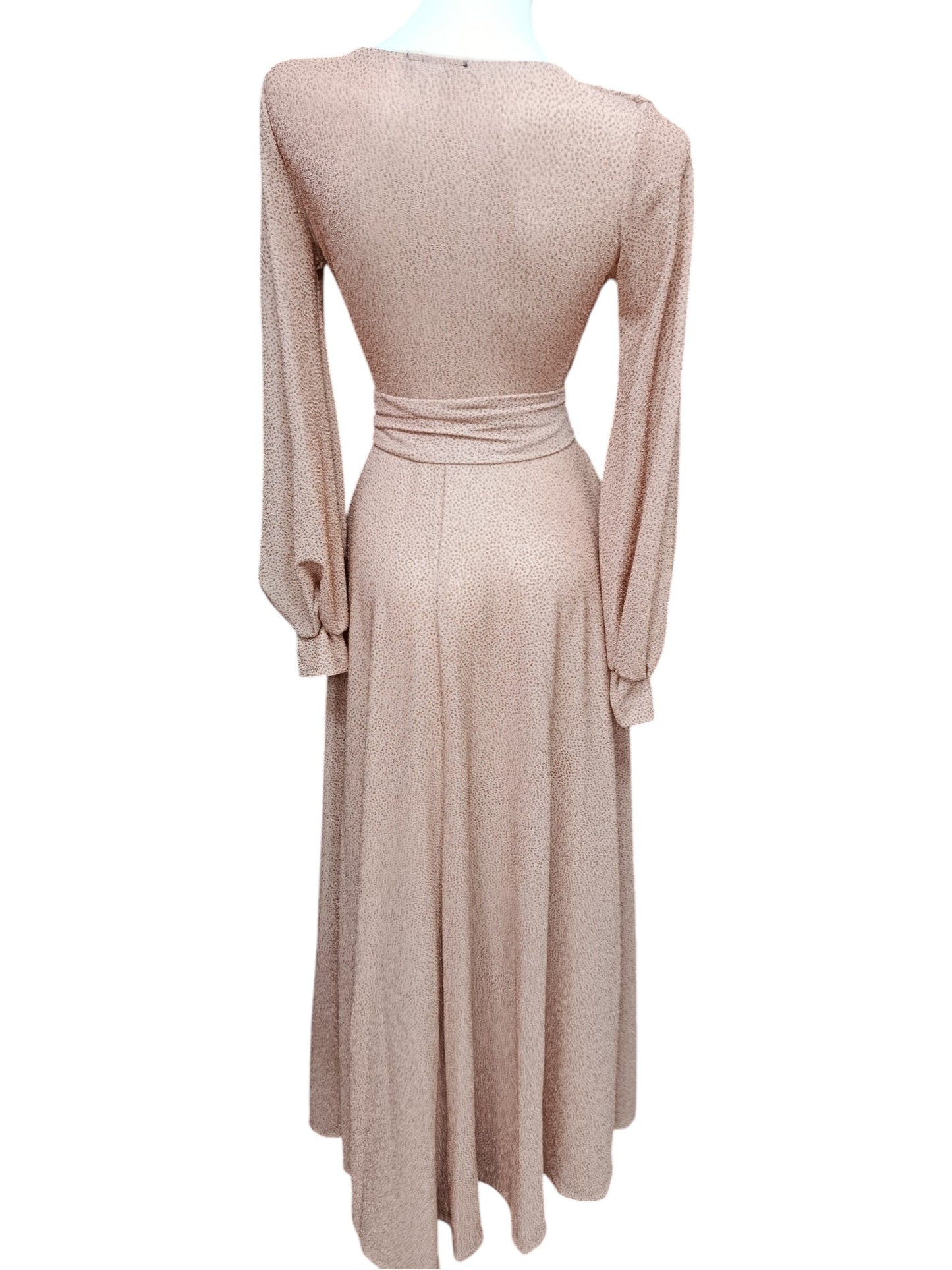 Vestido de Fiesta en Poliéster y Spandex con Ajuste a la Cintura, Detalle de Brillos y Manga Larga