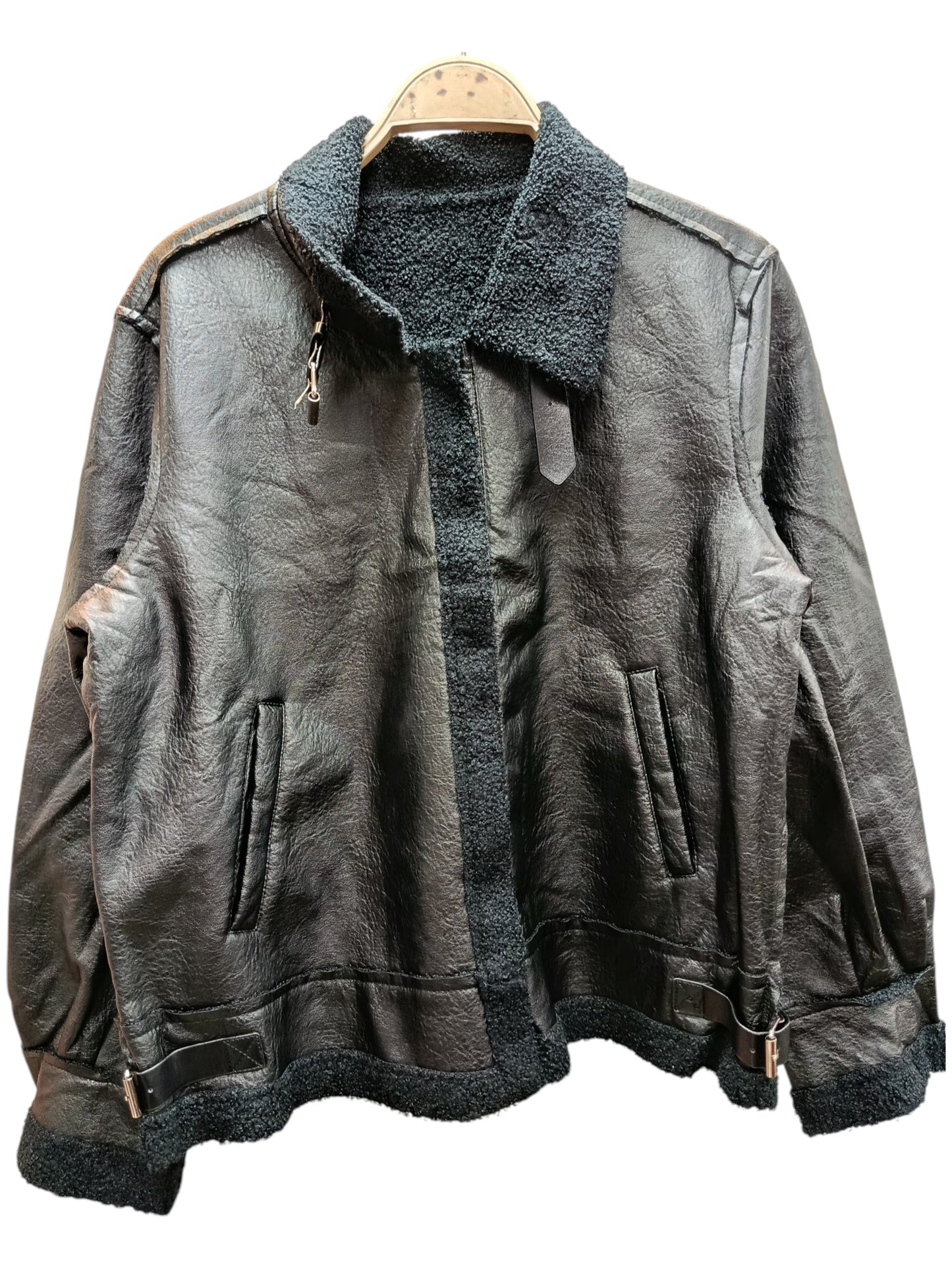 Chaqueta de Ecocuero a la Cintura – Actitud y Estilo en una Prenda Clave