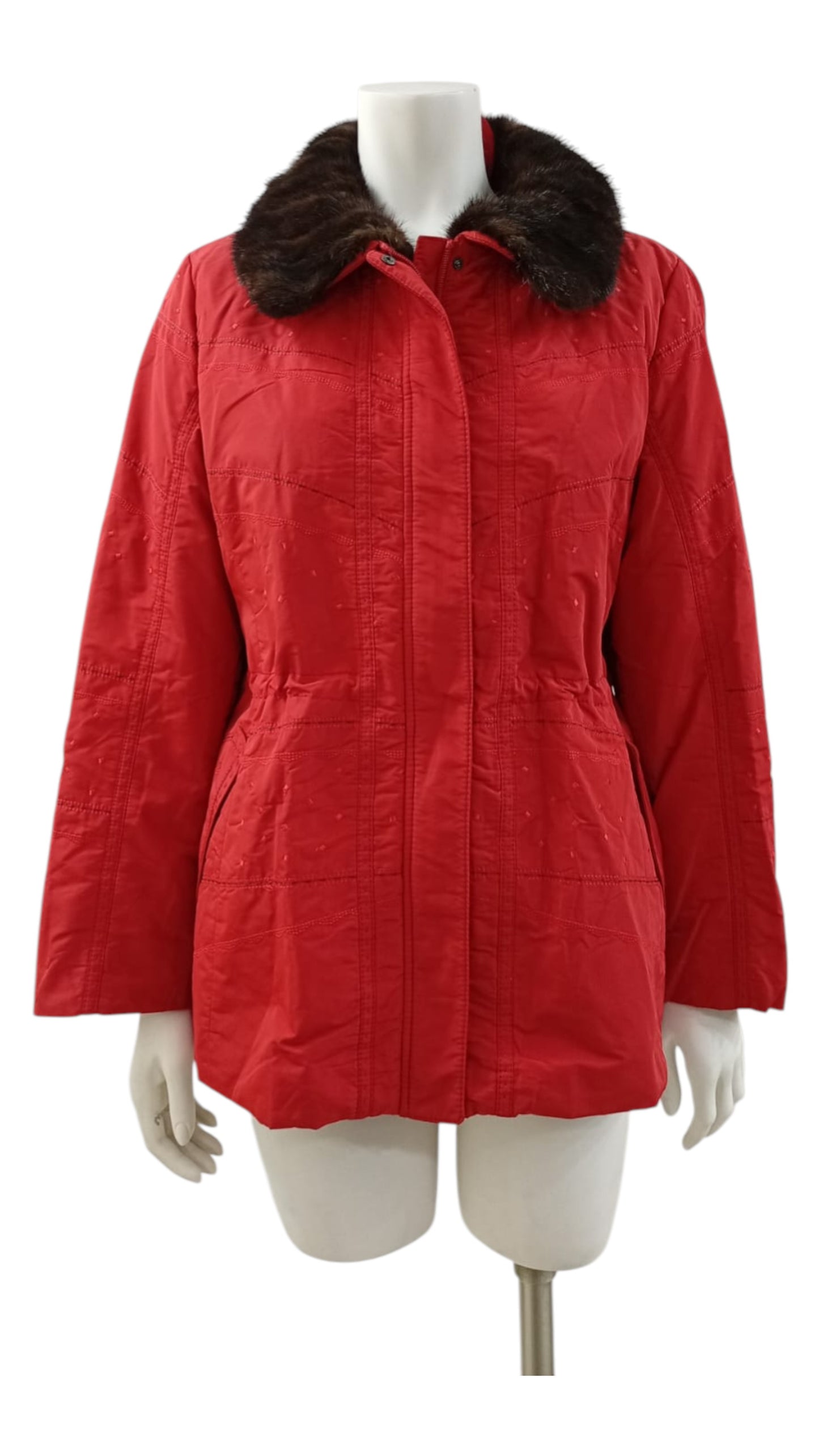 Chaqueta Roja con Interior de Piel y Detalles de Lunares – Estilo y Calidez