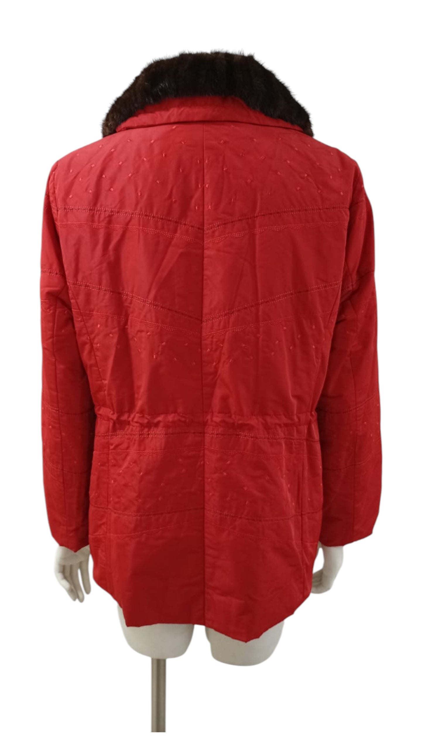 Chaqueta Roja con Interior de Piel y Detalles de Lunares – Estilo y Calidez