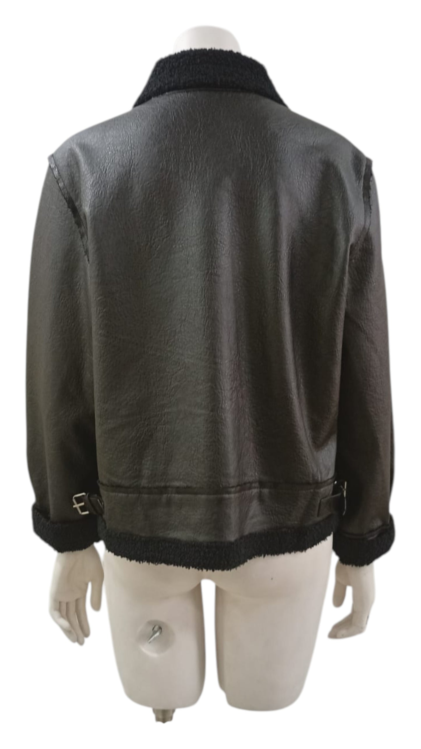 Chaqueta de Ecocuero a la Cintura – Actitud y Estilo en una Prenda Clave