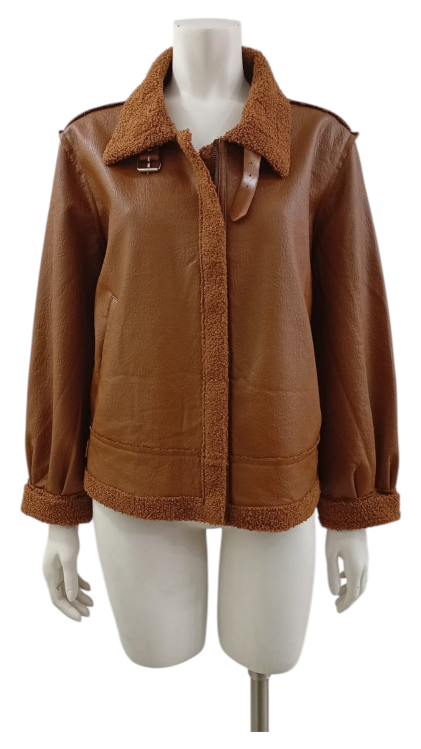 Chaqueta de Ecocuero a la Cintura – Actitud y Estilo en una Prenda Clave
