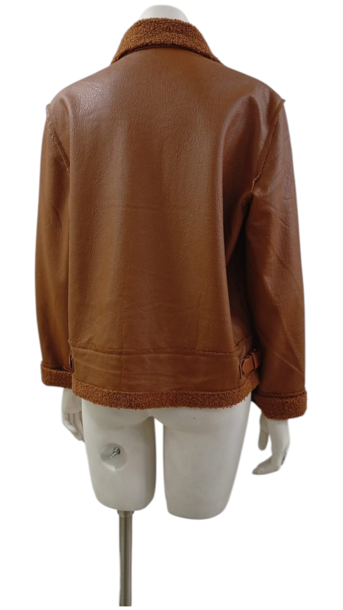 Chaqueta de Ecocuero a la Cintura – Actitud y Estilo en una Prenda Clave