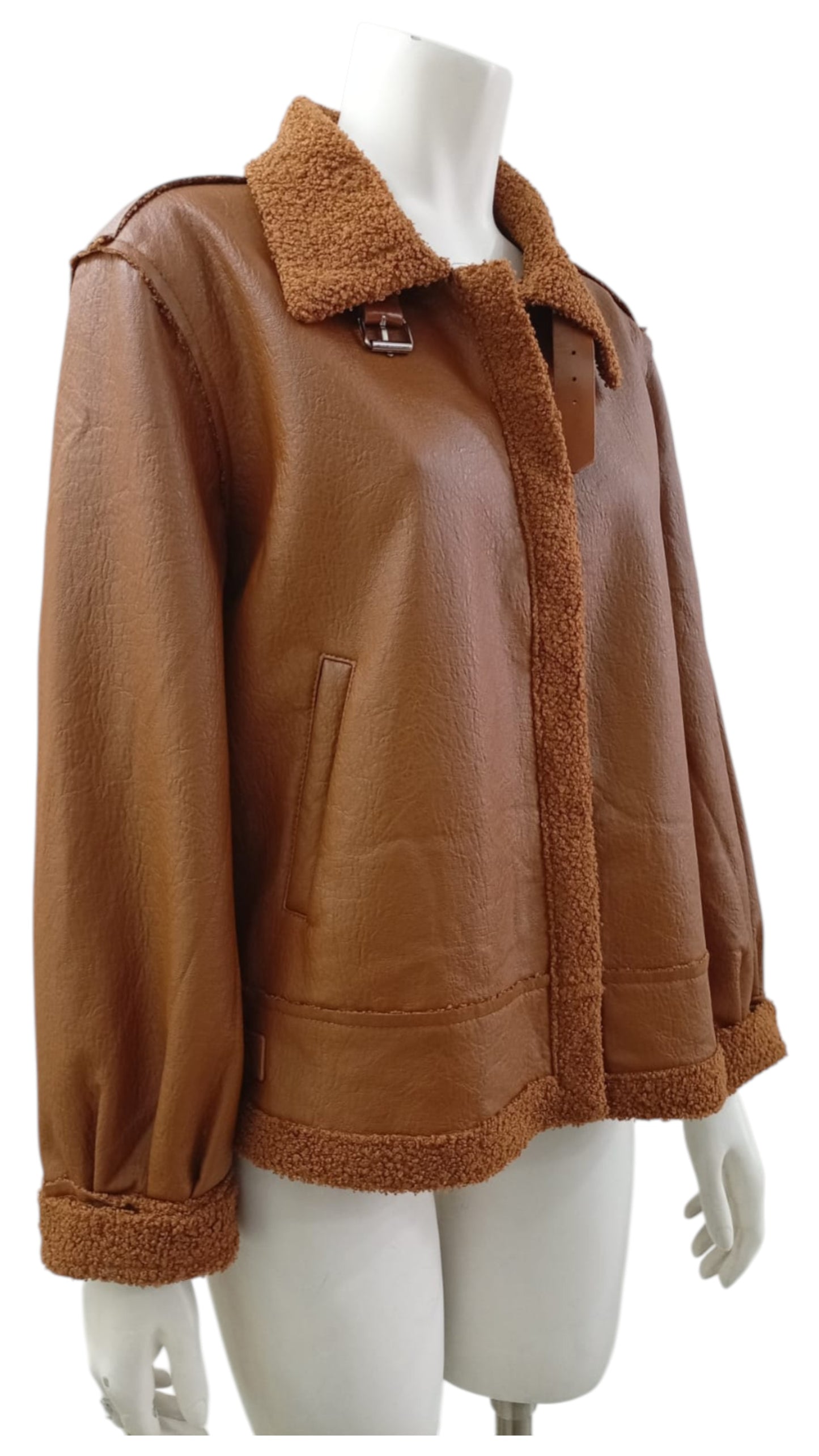 Chaqueta de Ecocuero a la Cintura – Actitud y Estilo en una Prenda Clave