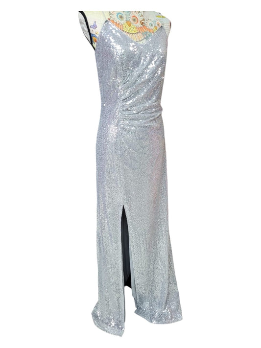 Vestido de Fiesta Plateado con Brillantes Detalles de Lentejuela