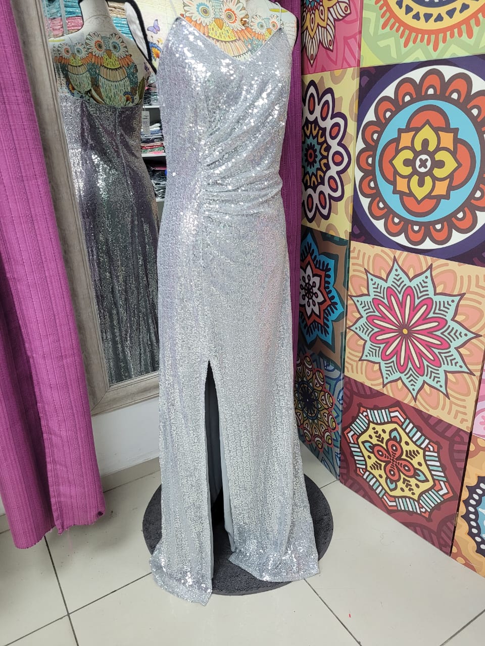 Vestido de Fiesta Plateado con Brillantes Detalles de Lentejuela