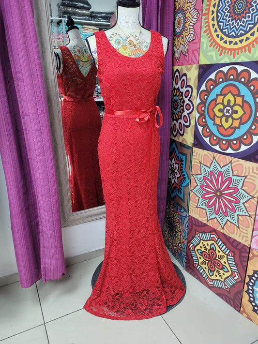 Vestido de Fiesta Rojo con Encaje en Todo el Diseño y Sin Mangas