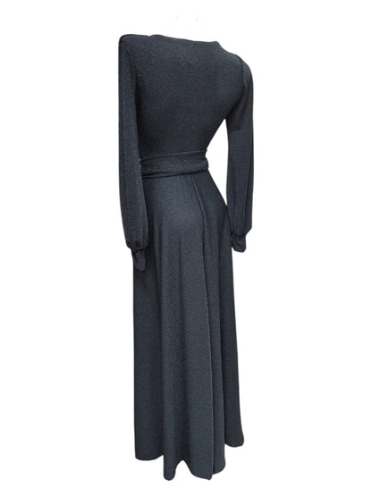 Vestido de Fiesta en Poliéster y Spandex con Ajuste a la Cintura, Detalle de Brillos y Manga Larga