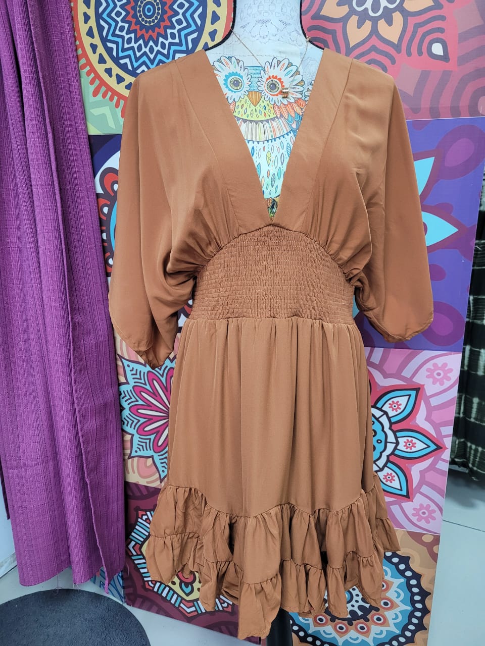 Vestido de Corte Sofisticado con Manga Ancha y Largo 3/4