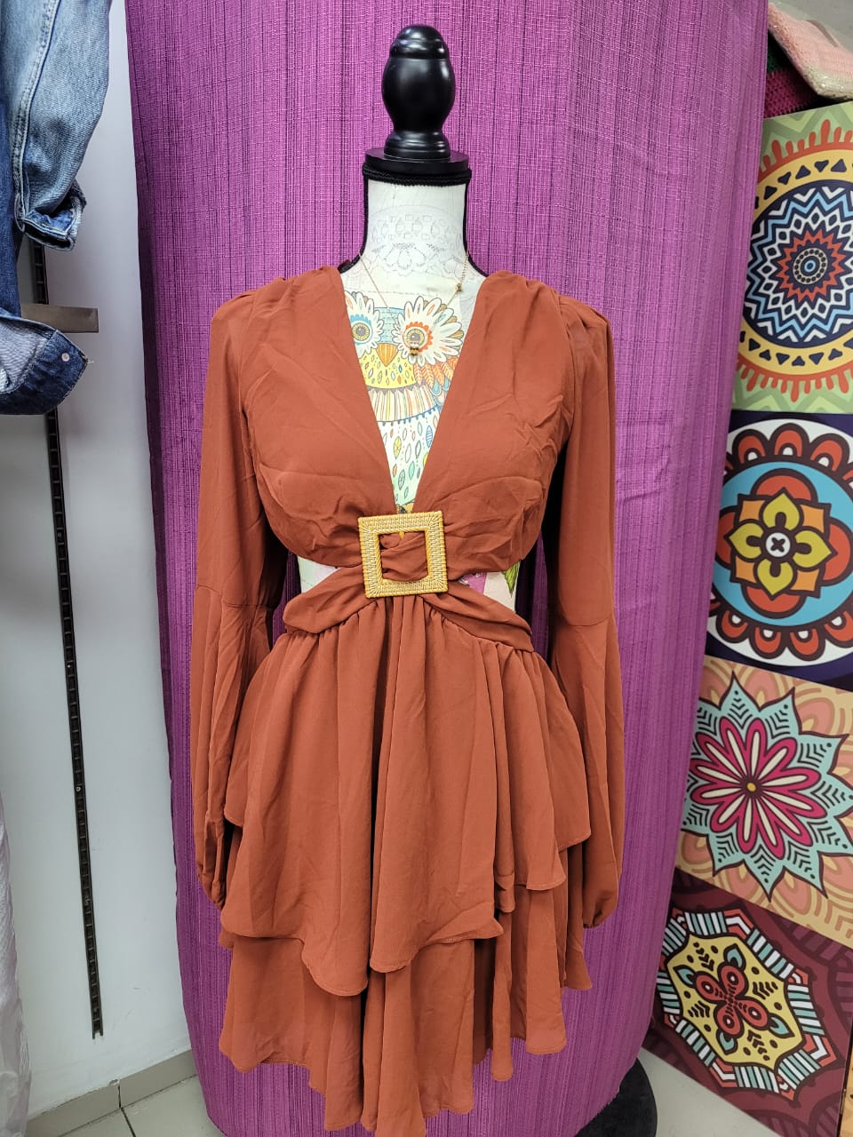 Vestido Terracota Elegante de Manga Larga y Escote en V