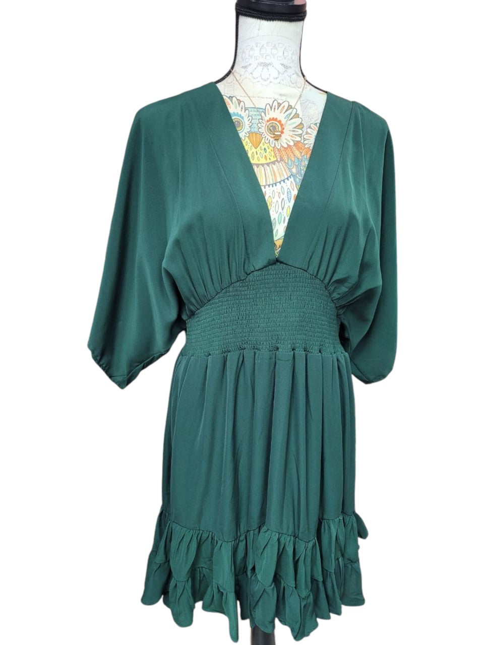Vestido de Corte Sofisticado con Manga Ancha y Largo 3/4
