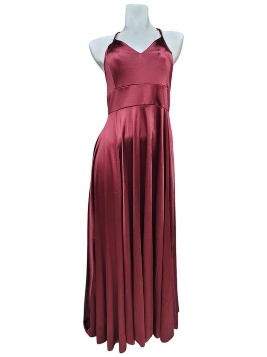 Vestido de Fiesta Burdeo satén elasticado con ajuste a la cintura y tirantes al cuello