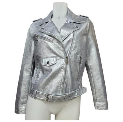 Chaqueta Corta Plata – Brillo y Actitud en una Prenda Única