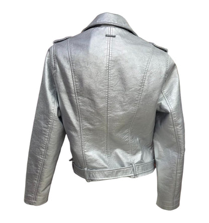 Chaqueta Corta Plata – Brillo y Actitud en una Prenda Única