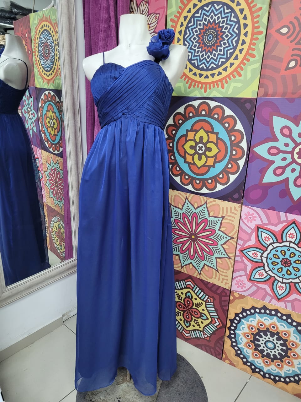 Vestido Fiesta con Detalle de Tirante con adorno de Flor