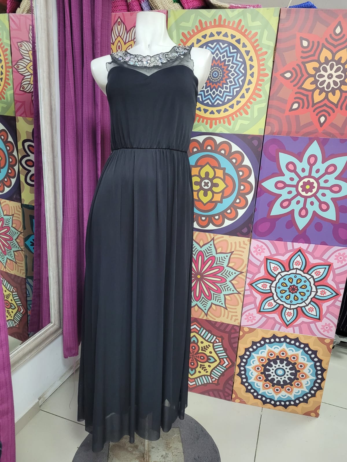 Vestido Fiesta Negro de Gaza con Detalle Cuello Brillantes