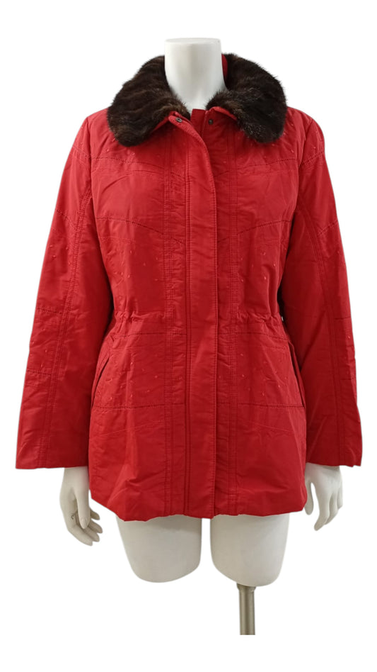 Chaqueta Roja con Interior de Piel y Detalles de Lunares – Estilo y Calidez