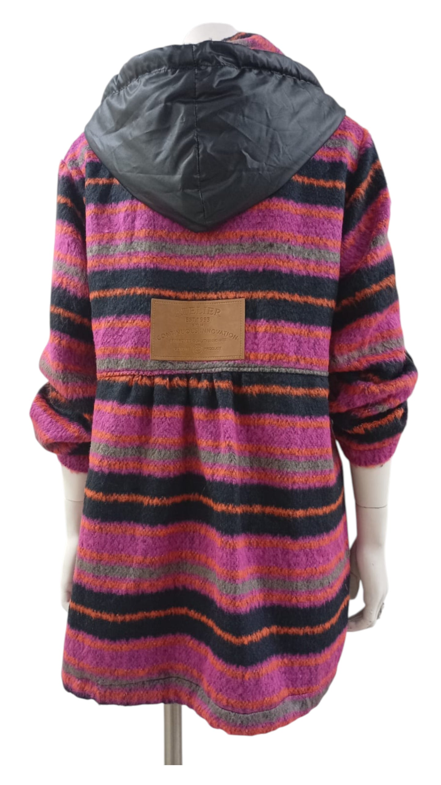 Chaqueta Turca Diseño a Rayas y Detalles Urbanos