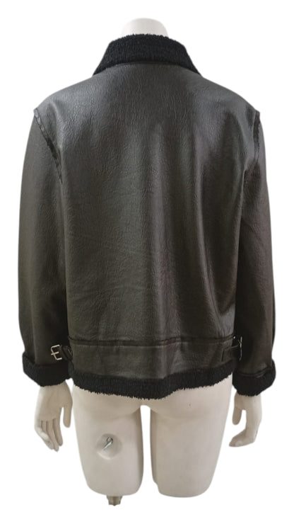 Chaqueta de Ecocuero a la Cintura – Actitud y Estilo en una Prenda Clave