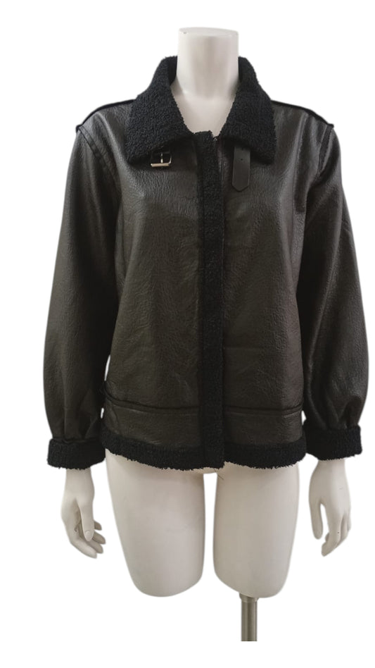Chaqueta de Ecocuero a la Cintura – Actitud y Estilo en una Prenda Clave
