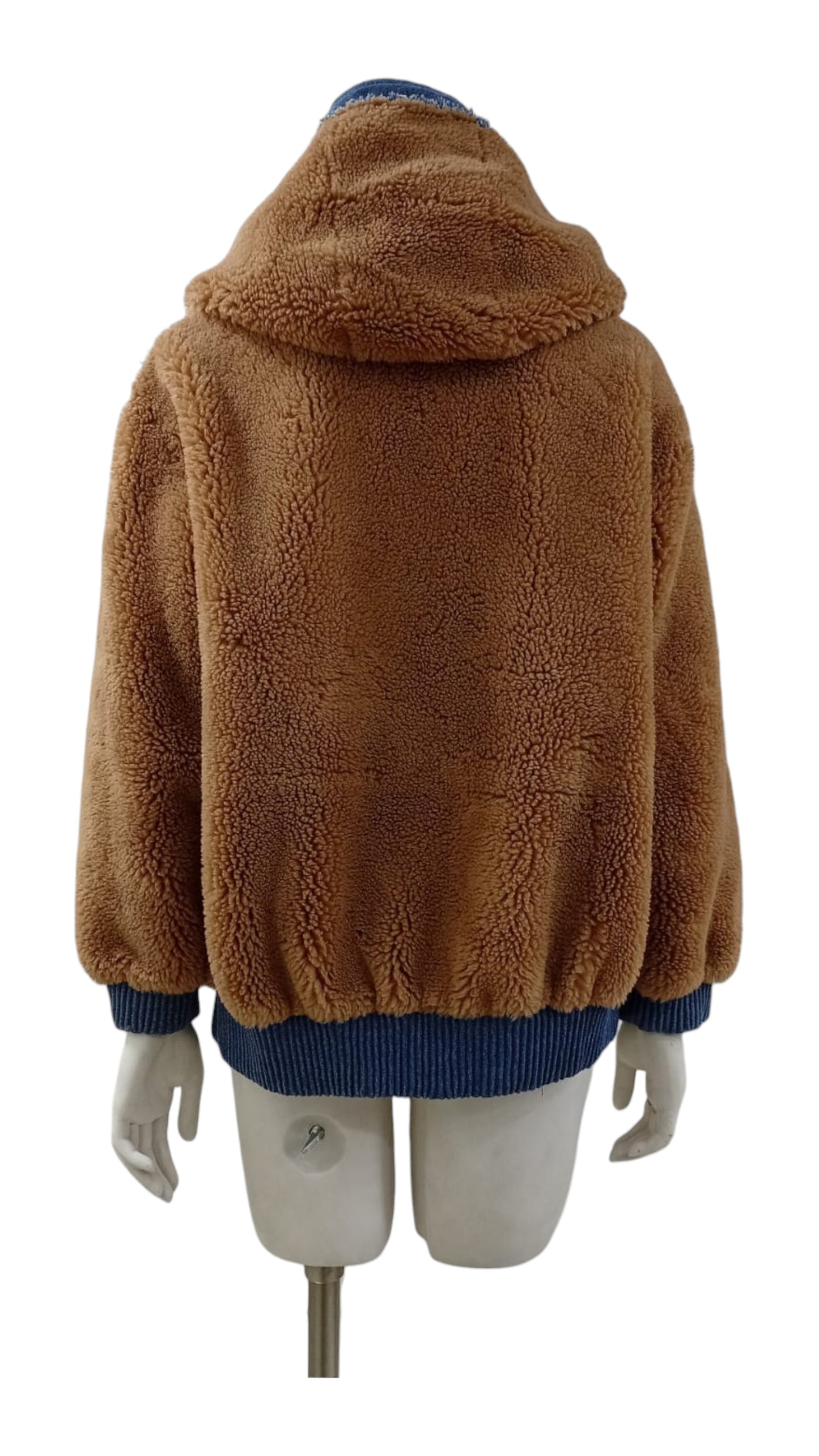 Chaqueta de Cordero con Tiras de Mezclilla y Capucha – Estilo y Comodidad en una Sola Prenda
