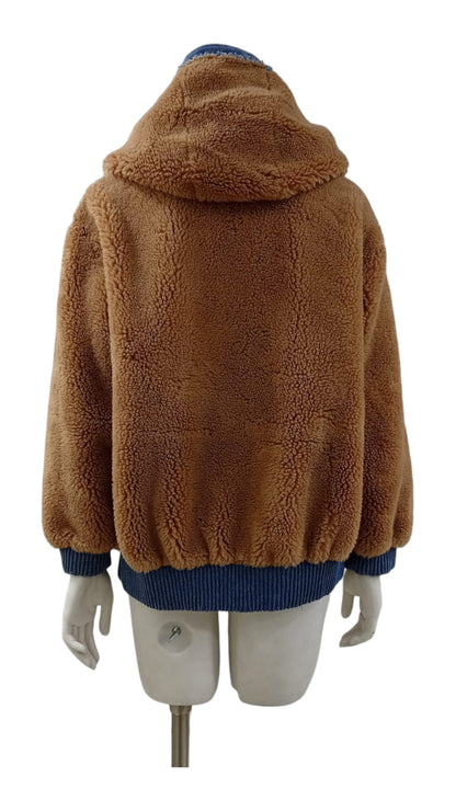 Chaqueta de Cordero con Tiras de Mezclilla y Capucha – Estilo y Comodidad en una Sola Prenda