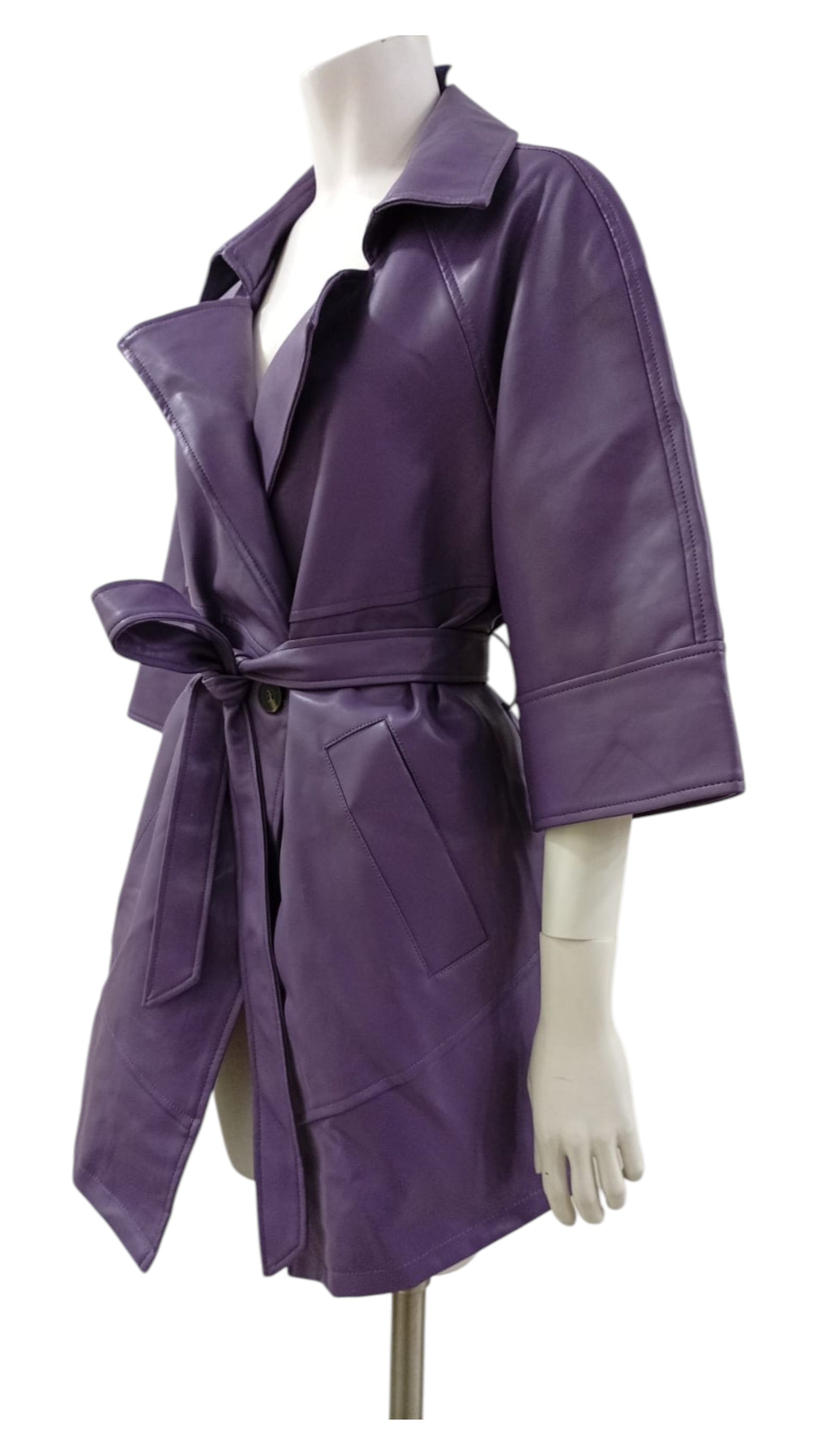 Chaqueta Italiana EcoCuero Morado – Estilo Sofisticado con Cinturón
