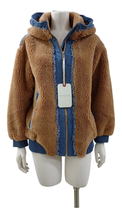Chaqueta de Cordero con Tiras de Mezclilla y Capucha – Estilo y Comodidad en una Sola Prenda