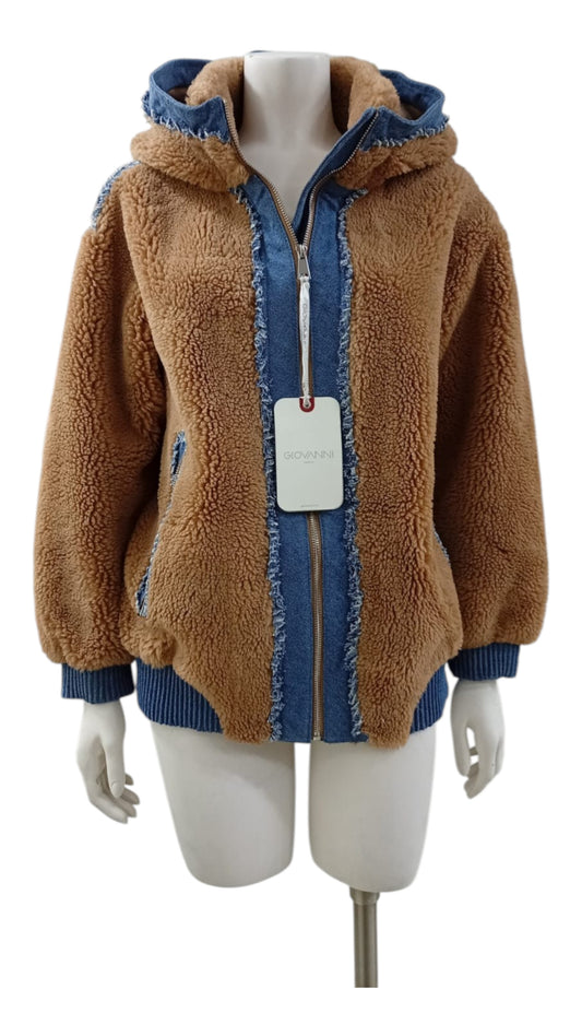 Chaqueta de Cordero con Tiras de Mezclilla y Capucha – Estilo y Comodidad en una Sola Prenda